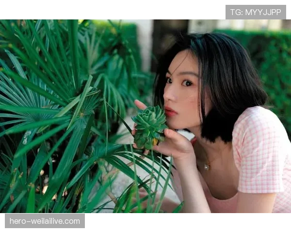 朱雪莹领奖后拎着菜市场塑料袋那张图，反差感直接把我笑趴