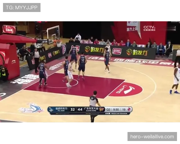 篮球比赛中脚踢球违例的界定与规则解析 篮球比赛中脚踢球违例的界定与规则解析